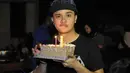 Derby Romery merayakan hari ulang tahunnya bersama rekan-rekannya di lokasi syuting, Bekasi, Senin (9/6/14). (Liputan6.com/Panji Diksana)