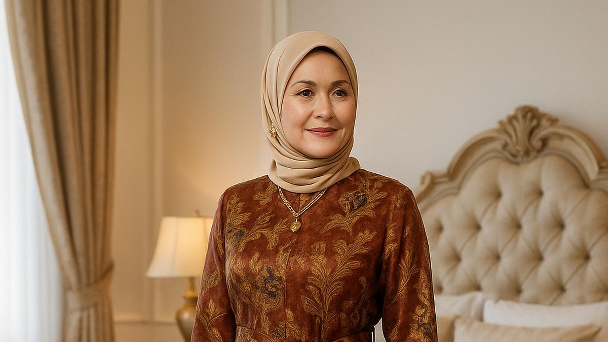 7 Model Gamis Batik Sutra untuk Kondangan dan Acara Resmi Ibu-ibu Usia 50 Tahunan