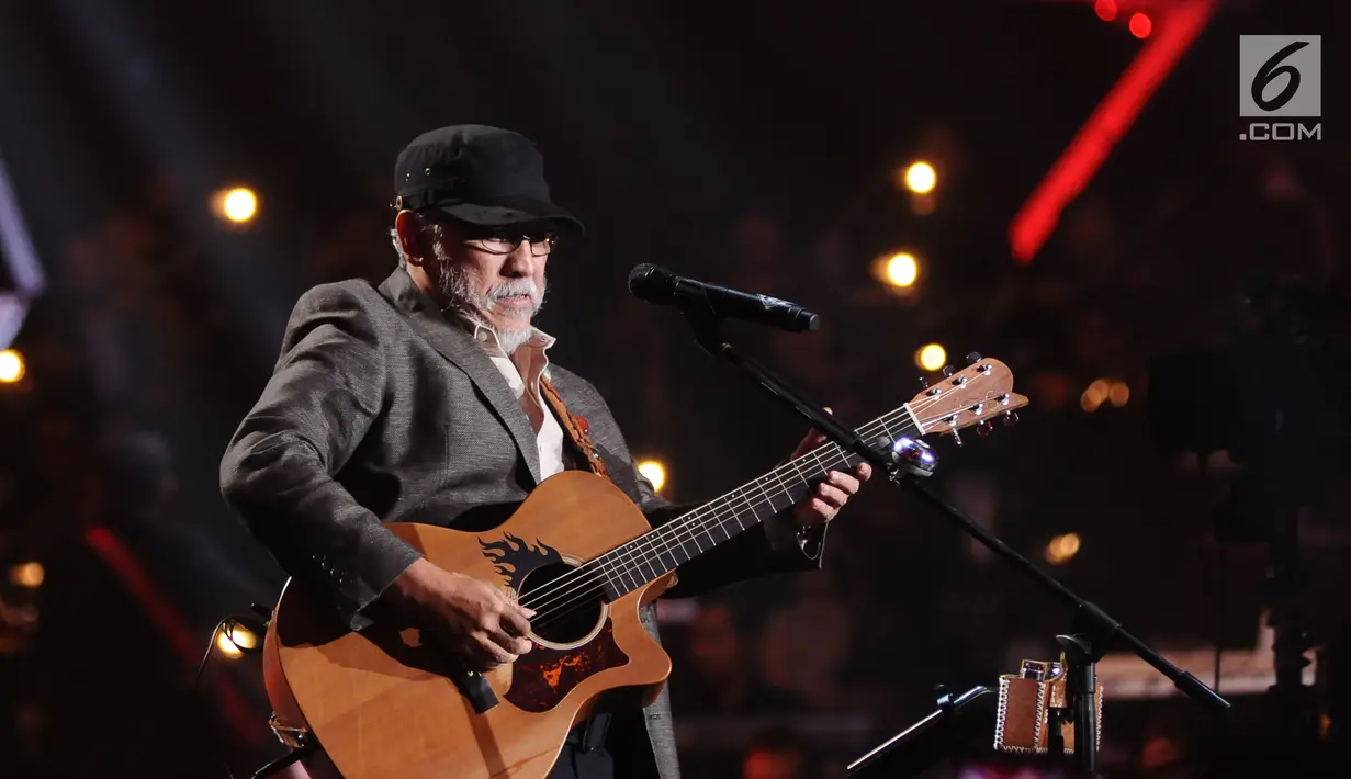 Musisi dan penyanyi, Iwan Fals saat tampil membawakan lagu pada Konser Raya 23 Tahun Indosiar di JCC, Jakarta, Kamis (11/1). Total empat lagu dibawakan untuk memeriahkan HUT ke-23 Indosiar. (Liputan6.com/Helmi Fithriansyah)