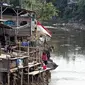 Suasana pemukiman kumuh di bantaran Sungai Ciliwung, Jakarta, Selasa (13/10/2015). Berdasarkan data BPS DKI Jakarta, angka kemiskinan di Jakarta tahun 2015 mengalami penurunan 0,16 persen dibandingkan tahun lalu. (Liputan6.com/Immanuel Antonius)