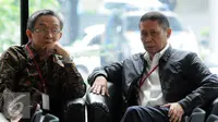 Richard Joost Lino berbincang dengan kuasa hukumnya saat menunggu di dalam  gedung KPK, Jakarta, Jumat (5/2). RJ Lino diperiksa terkait dugaan kasus korupsi pengadaan quay container crane (QCC) tahun 2010. (Liputan6.com/Helmi Afandi)