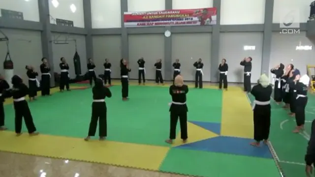 Padepokan Silat di Ponorogo, Jawa Timur, patut berbangga. salah satu atlitnya, Aji Bangkit Pamungkas, berhasil meraih mendali emas dalam laga final,saat melawan atlit pencak silat dari Vietnam.