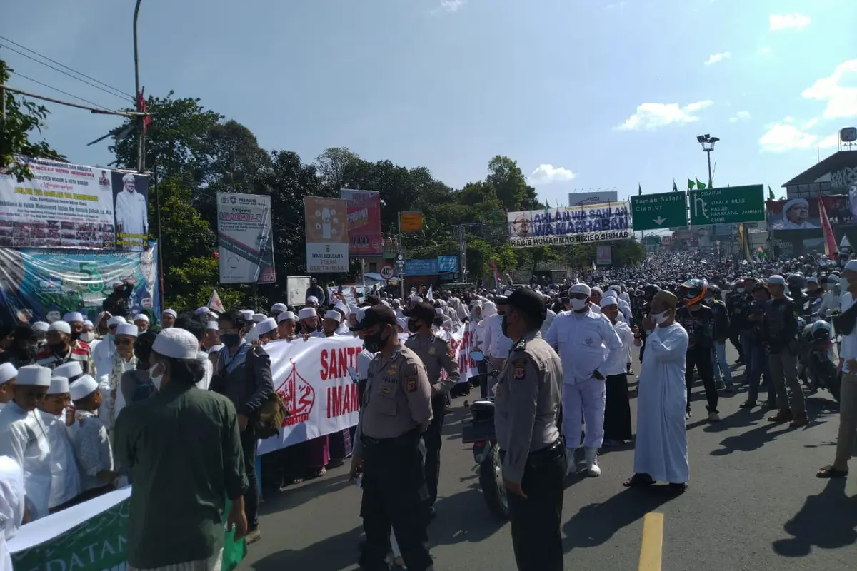 Massa FPI di Megamendung Bogor menanti kedatangan Rizieq Shihab. (Ady Anugrahadi/Liputan6.com)