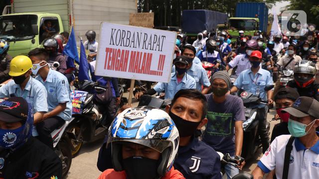 FOTO: Ratusan Buruh di Tangerang Konvoi Tolak Omnibus Law