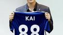 Kai EXO memamerkan jersey Chelsea. (Twitter @exoscharts)