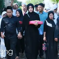 Narji Antar Jenazah Ayah Sampai Liang Lahat