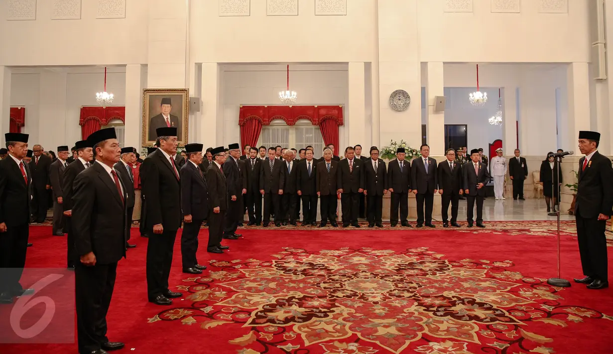 Presiden Jokowi (kanan) memimpin upacara pemberian tanda kehormatan kepada tokoh nasional di Istana Negara Jakarta, Kamis (13/8). Dalam rangka peringatan HUT ke-70 Kemerdekaan RI, Presiden memberikan sejumlah tanda kehormatan. (Liputan6.com/Faizal Fanani)