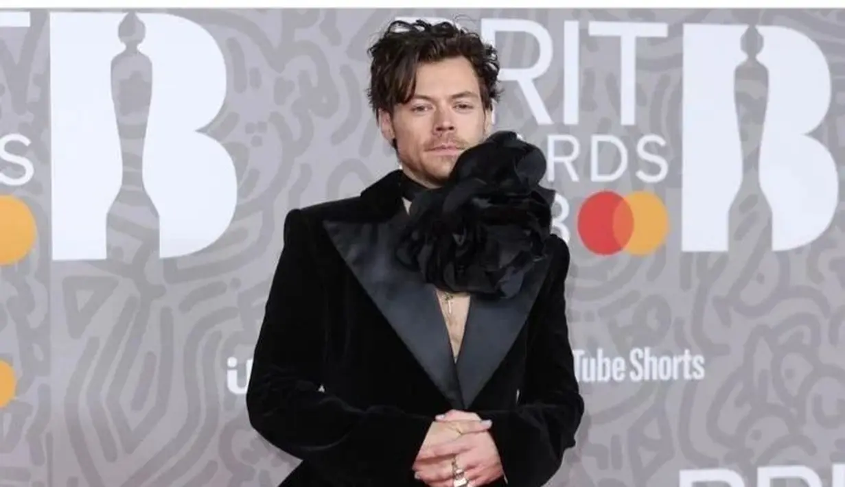 Di BRIT Awards, Harry Styles bergaya androgini dengan set blazer suede dan bunga besar di leher [@directioners_and_harries]
