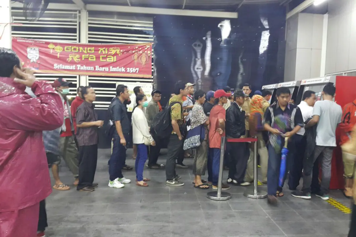 Hujan Deras Lumpuhkan Commuter Line, Begini Situasi Manggarai