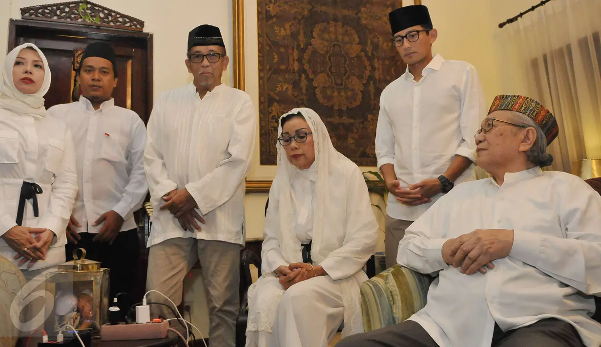 Calon Wakil Gubernur DKI nomor urut tiga, Sandiaga Uno mengunjungi kediaman orangtuanya untuk memohon doa restu sebelum menggunakan hak pilihnya pada Pilkada DKI 2017 di kawasan Kebayoran Baru, Jakarta, Rabu (19/4). (Liputan6.com/Helmi Afandi)