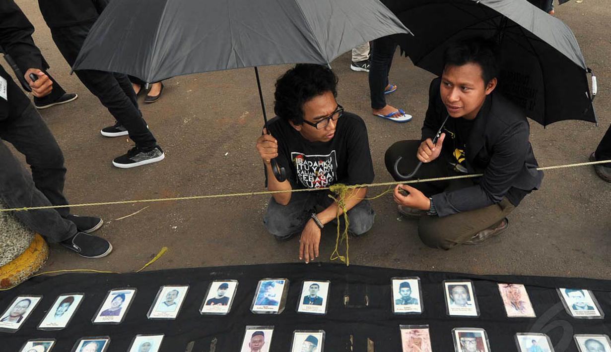 Foto-foto korban pelanggaran berat masa lalu saat aksi Kamisan ke-378, Jakarta, Kamis (11/12/2014). (Liputan6.com/Miftahul Hayat)