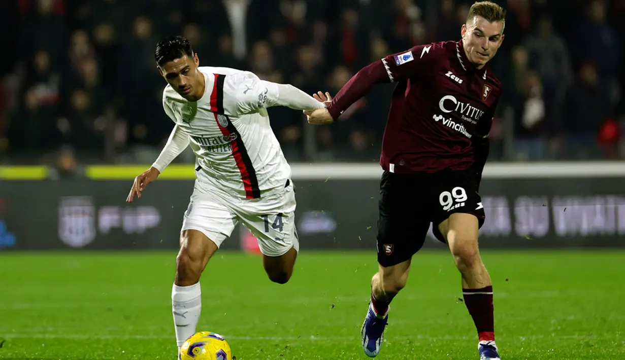 Pada pertandingan ini, AC Milan sempat unggul terlebih dahulu melalui Fikayo Tomori, sebelum Salernitana dapat membalikkan keadaan berkat gol-gol Federico Fazio dan Antonio Candreva. (Alessandro Garofalo/LaPresse via AP)