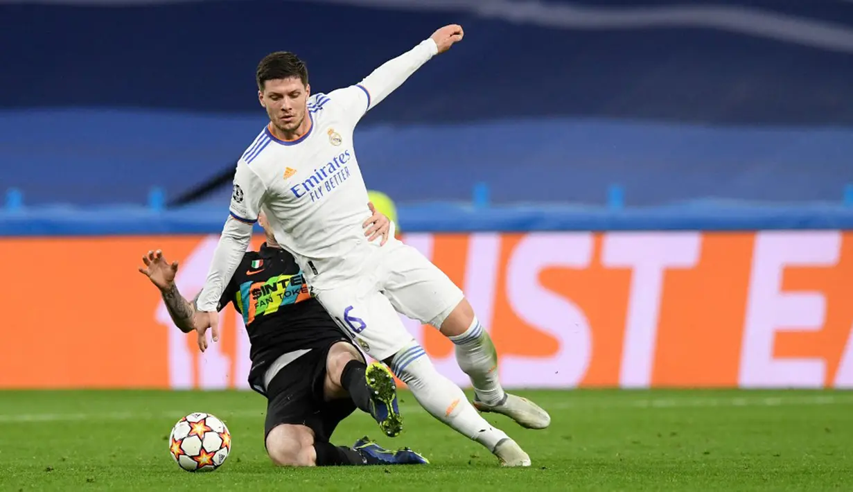 Pemain Inter Milan Alessandro Bastoni (kiri) menjegal pemain Real Madrid Luka Jovic pada pertandingan sepak bola Grup D Liga Champions di Stadion Santiago Bernabeu, Madrid, Spanyol, 7 Desember 2021. Real Madrid menang 2-0. (OSCAR DEL POZO/AFP)