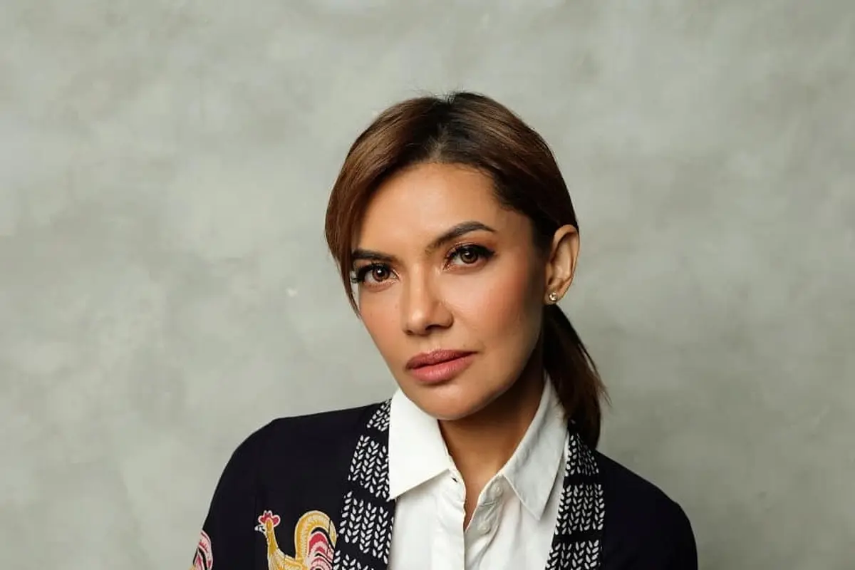 8 Ide Padu Padan Kain Nusantara dengan Gaya Fashion Modern ala Najwa Shihab