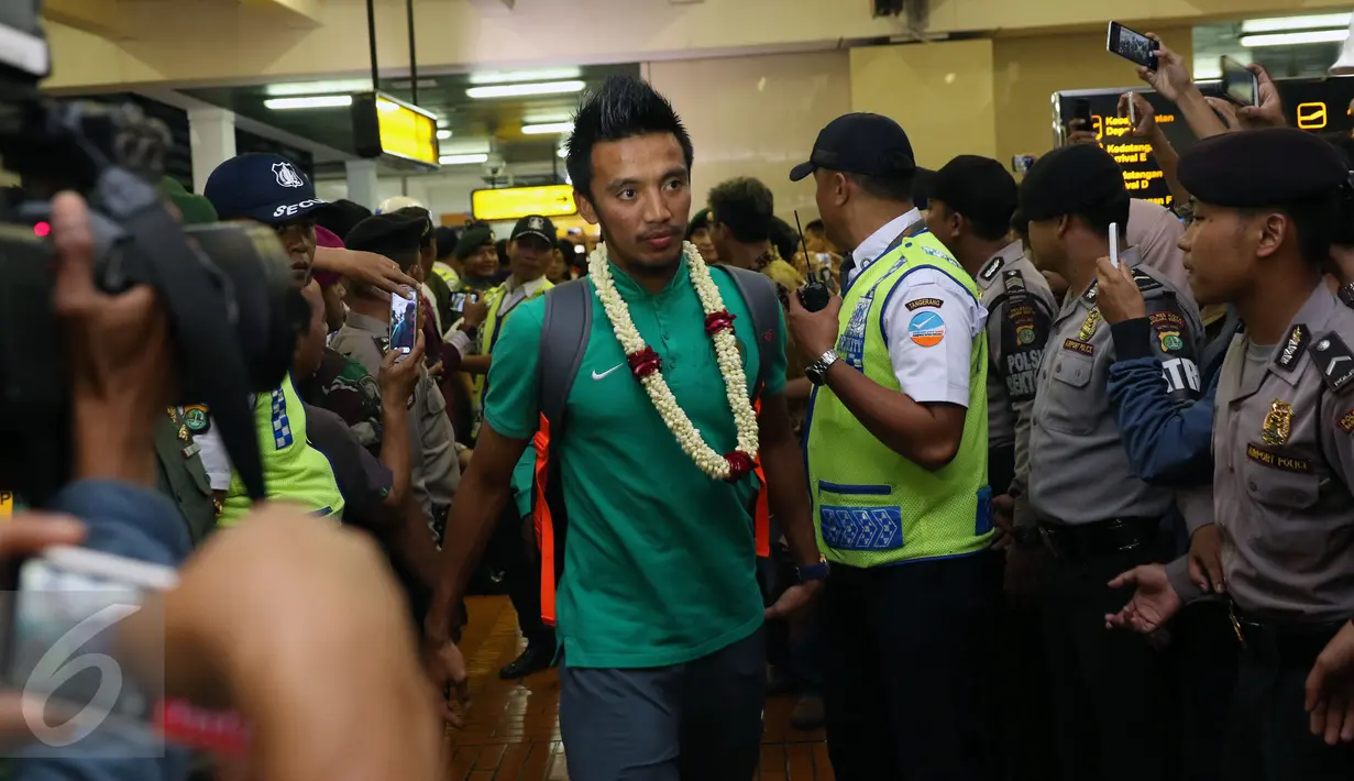 Pemain Timnas Indonesia, Bayu Pradana berjalan meninggalkan Bandara Soekarno Hatta, Tangerang, Minggu (18/12). Sebelumnya, Indonesia melakoni laga final kedua Piala AFF 2016 kontra Thailand. (Liputan6.com/Helmi Fithriansyah)