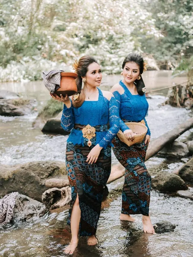 7 Potret Kompak Duo Racun Pakai Busana Bali Ini Curi Perhatian
