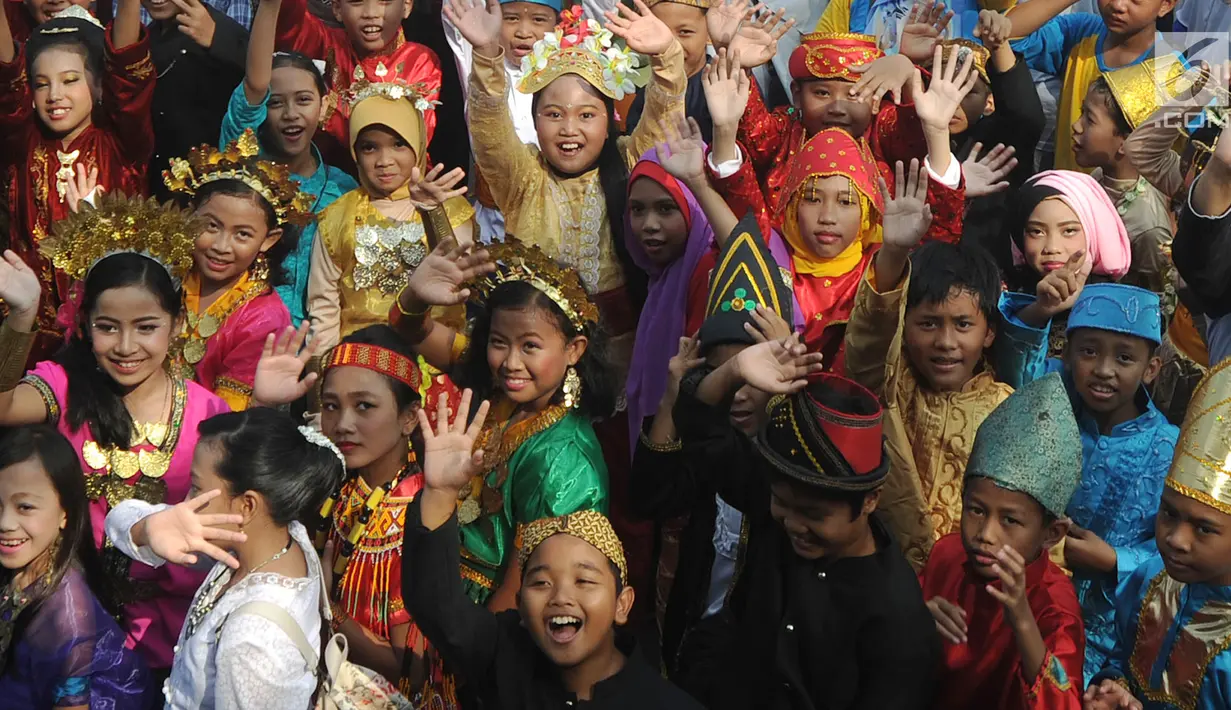 Anak-anak berkostum adat mengikuti festival budaya Helaran 2018, Bogor, Jawa Barat, Minggu (12/8). Helaran merupakan acara puncak HUT ke-536 Bogor. (Merdeka.com/Arie Basuki)