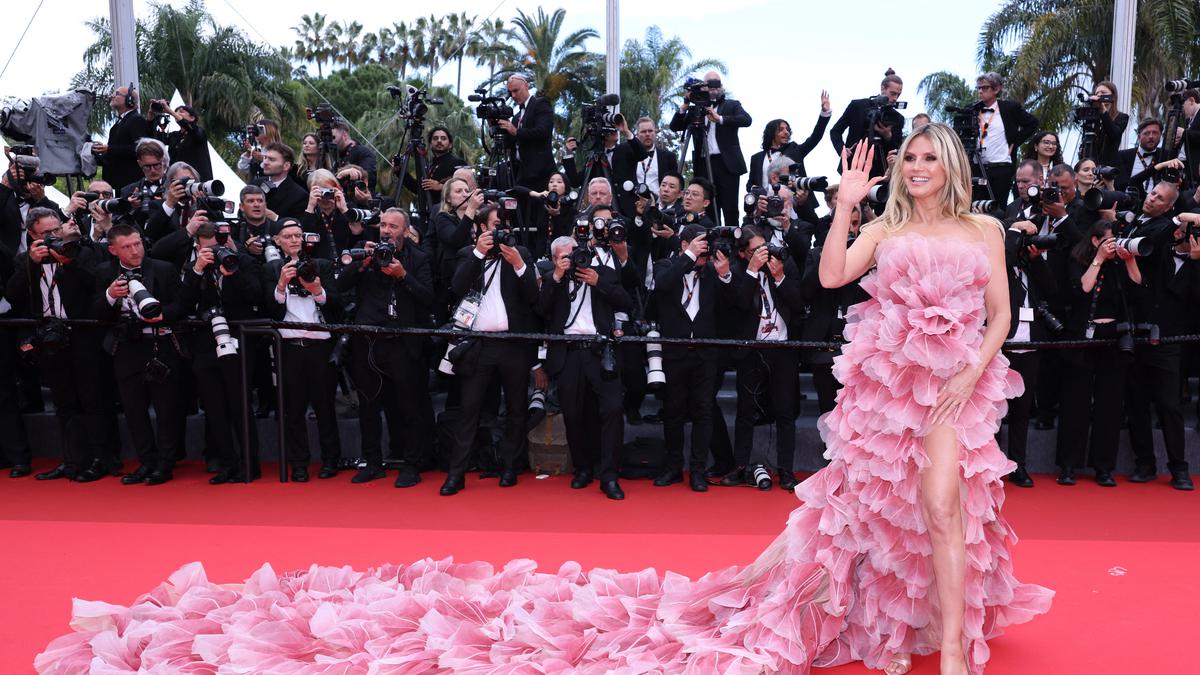Potret Heidi Klum Cuek Langgar Aturan Berbusana di Festival Film Cannes 2025