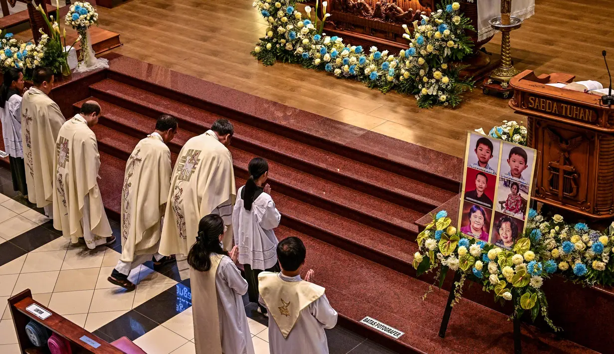 Misa peringatan ini menjadi bagian dari momen hening dan doa untuk para korban. (Juni KRISWANTO/AFP)