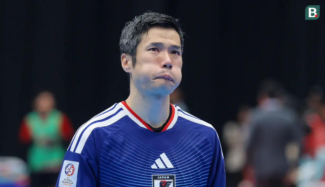 Ekspresi kecewa pemain Timnas Futsal Jepang, Tomoki Yoshikawa setelah kalah dari Timnas Indonesia dalam laga semifinal Piala Asia Futsal 2026 di Indonesia Arena, Senayan, Jakarta, Kamis (05/02/2026). (Bola.com/Bagaskara Lazuardi)