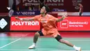 Pebulu tangkis tunggal putra Indonesia, Alwi Farhan, berusaha mengembalikan kok ke arah Lakhsya Sen (India) pada babak 32 besar Indonesia Open 2026 di Istora Senayan, Jakarta, Selasa (2/6/2026). (Bola.com/M Iqbal Ichsan)