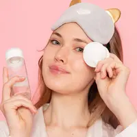 Micellar water bekerja dengan partikel kecil bernama micelles, yang bertindak seperti magnet untuk menarik kotoran, minyak, dan sisa makeup dari permukaan kulit. (foto/dok: freepik/KamranAydinov)