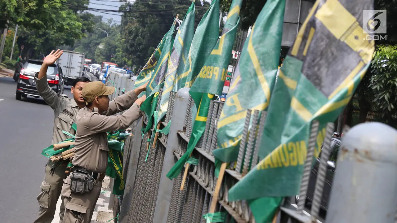 Satpol PP Copot Ratusan Bendera Partai Politik di Pancoran