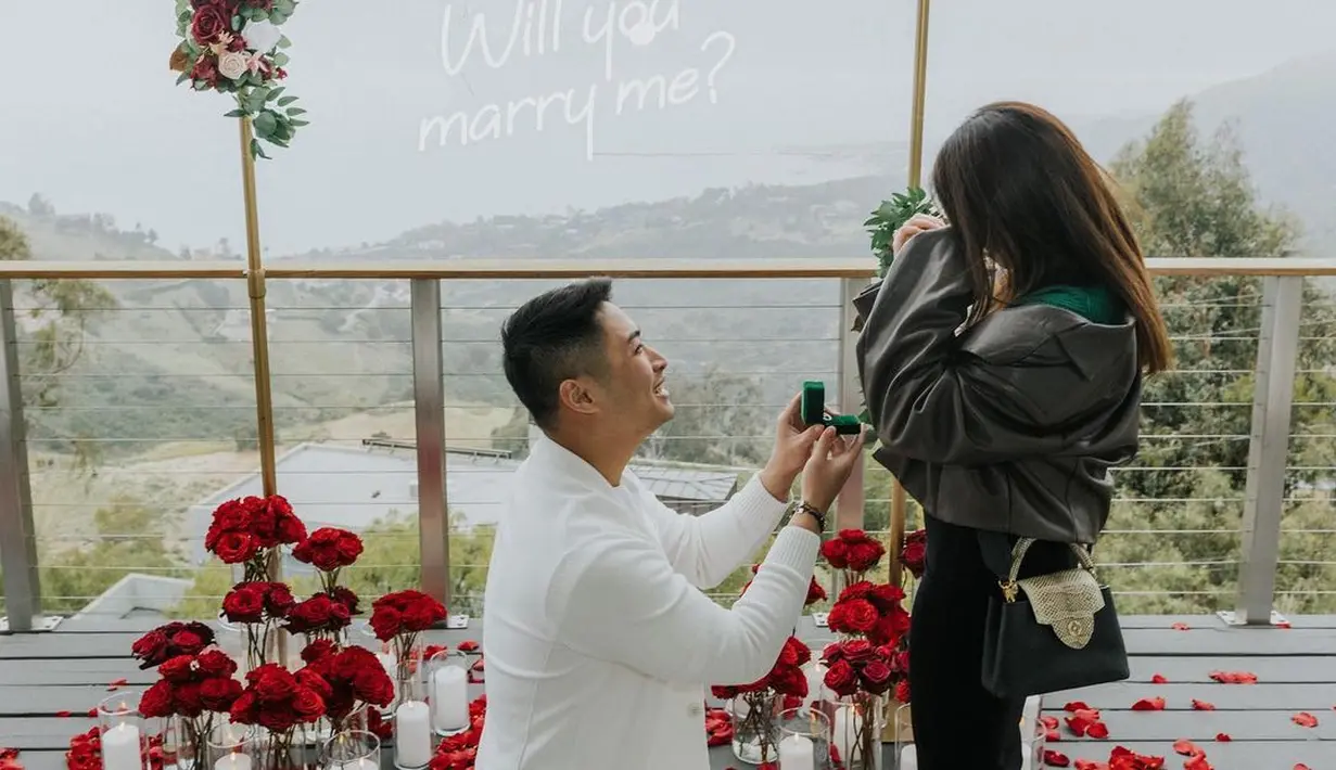 Dalam outfit sweater hijau dilapisi jaket kulit berwarna hitam, Clarissa tampil kasual nan elegan di momen saat dirinya dilamar. Clarissa memadukan penampilannya dengan midi skirt dan mini boots berwarna hitam yang serasi. Foto: Instagram.