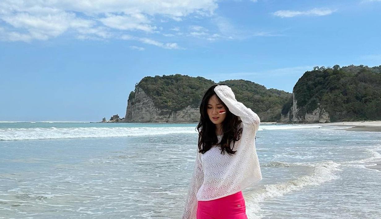 Selain mampir ke Kampung Wunga yang merupakan kampung tertua di Sumba, ia juga menikmati momen serunya bermain di pantai. Tampil dengan busana kasual, pipinya pun dihiasi warna merah putih dalam suasana memperingati hari kemerdekaan Republik Indonesia. (Liputan6.com/IG/@jennifereve99)