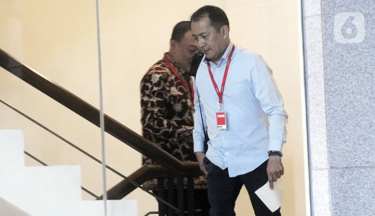 Mantan Presiden Direktur PT Lippo Cikarang Bartholomeus Toto menunju ruang pemeriksaan di gedung KPK, Jakarta, Rabu (20/11/2019). Bartholomeus Toto diperiksa sebagai tersangka kasus suap pengurusan perizinan proyek pembangunan Meikarta di Kabupaten Bekasi, Jawa Barat. (merdeka.com/Dwi Narwoko)