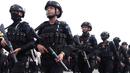 Personel Korps Brimob Polri berjalan untuk mengikuti apel gabungan gelar pasukan di Silang Monas, Jakarta, Senin (11/4/2022). Polda Metro Jaya mengerahkan sebanyak 5.620 pasukan gabungan Polri-TNI dalam rangka pengamanan aksi unjuk rasa BEM SI. (Liputan6.com/Herman Zakharia)