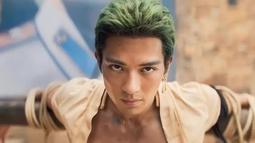 Mackenyu Arata, pemeran Zoro yang tampil outstanding di episode 1 One Piece. Ia menjadi kru pertama bajak laut Topi Jerami yang direkrut Luffy. Sosoknya yang keren membuat Zoro banyak dikagumi. (Liputan6.com/IG/netflix)