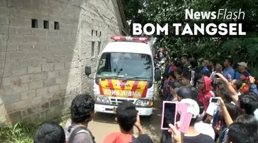 Tim Detasemen Khusus 88 Antiteror Polri mengamankan empat terduga teroris di Setu, Tangerang Selatan. Selain itu ditemukan juga bom di rumah konbtrakan tersebut di Tangsel