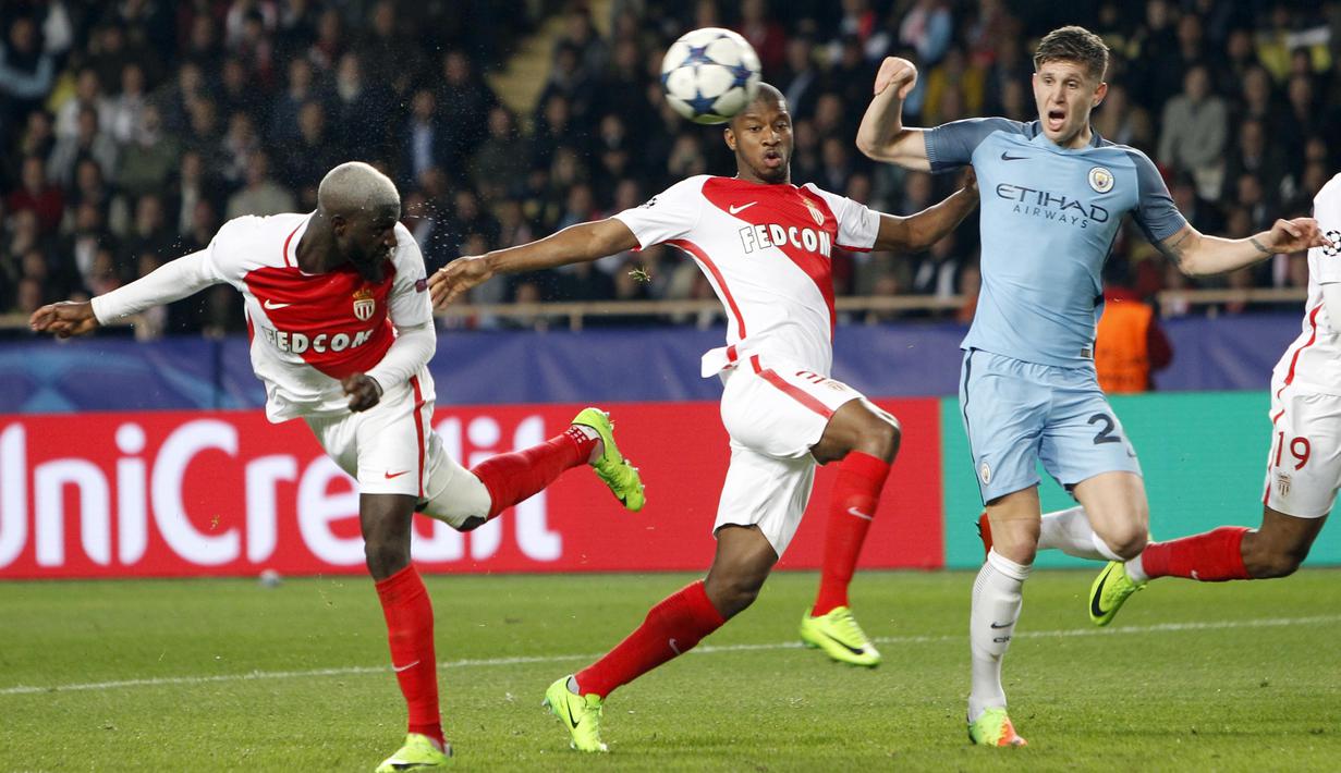 Sundulan pemain AS Monaco, Tiemoue Bakayoko (kiri) mebobol gawang Manchester City pada leg kedua Babak 16 Besar Liga Champions di Louis II stadium, Monaco, Rabu(15/3/2016). Manchester City kalah 1-3. (AP/Claude Paris)