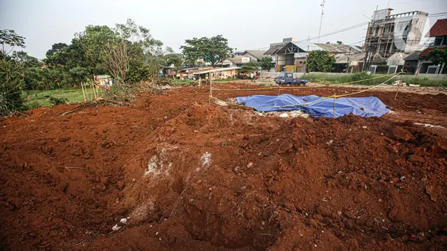 Barang Diduga Bansos Presiden Ditemukan Tertimbun di Depok