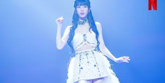 Salah satu foto mencuri perhatian memperlihatkan Suzy tampil bak dewi di atas panggung mengenakan halter dress berwarna putih dengan ekor panjang berbulu. [Foto: IG/skuukzky]