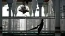 Beberapa pekerja terlihat sibuk menyiapkan serta membersihkan area yang akan digunakan umat Muslim untuk menjalankan salat tarawih. Tampak dalam foto, seorang pekerja menyiapkan karpet untuk salat tarawih pertama pada bulan suci Ramadan 1447 Hijriah di Masjid Agung Baiturrahman, Banda Aceh, Rabu 18 Februari 2026. (CHAIDEER MAHYUDDIN/AFP)