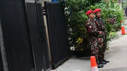 Anggota ormas kepemudaan berjaga di depan rumah penyidik Komisi Pemberantasan Korupsi (KPK) Novel Baswedan di kawasan Kelapa Gading, Jakarta, Kamis (22/2). Novel kembali ke Tanah Air dalam proses pemulihan. (Liputan6.com/Helmi Fithriansyah)
