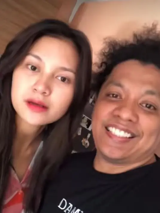 Pasangan yang sudah menikah hampir 3 tahun ini sering abadikan momen kebersamaan di Instagram. Momen keduanya saat bersama ini banjir pujian dari netizen. Netizen menyukai keduanya karena dianggap pasangan yang tidak kebanyakan drama. (Liputan6.com/IG/arie_kriting)