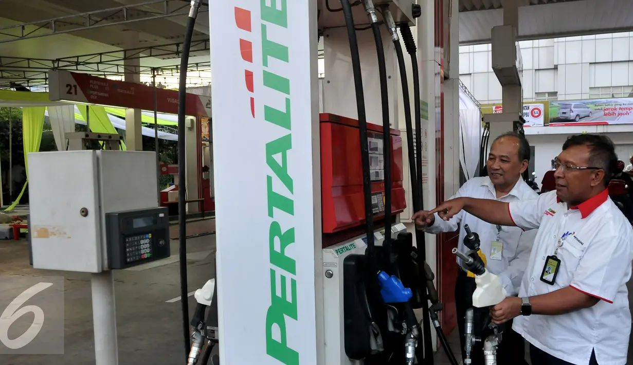 Pertamina mengklaim Pertalite memiliki keunggulan di sisi kualitas spesifikasi dan harga. Pertalite dengan kadar RON 90 lebih tinggi dari premium RON 88 tetapi harganya lebih rendah ketimbang Pertamax, Jakarta, Kamis (23/7/2015). (Liputan6.com/JohanTallo)