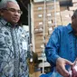 Direktur Utama Bulog Djarot Kusumayakti (tengah) mengecek daging sapi beku yang baru tiba di Gudang Bulog, Jakarta Utara, Kamis (9/6). Perum Bulog hari ini menerima kedatangan daging sapi beku sebanyak 300 ton asal Australia. (Liputan6.com/Faizal Fanani)