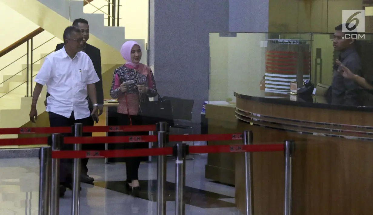 Dirut Pertamina, Nicke Widyawati (kedua kanan) usai menjalani pemeriksaan di gedung KPK, Jakarta, Senin (17/9). Nicke diperiksa sebagai saksi dalam kapasitasnya sebagai mantan Direktur Perencanaan PLN. (Liputan6.com/Helmi Fithriansyah)
