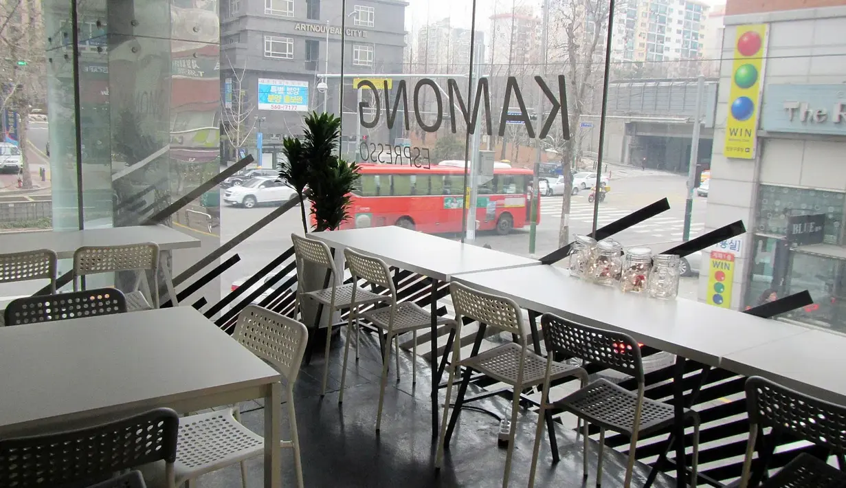 Kai EXO mempunyai restoran yang diberi nama KAMONG. Kafe milik Kai ini terletak di dekt Stasiun Gangnam. Kafe ini meyuguhkan kopi, teh, dan waffle. (Foto: koreaboo.com)