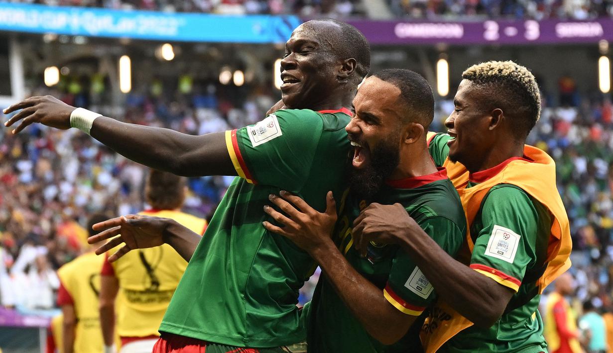 Kamerun mampu membuat kejutan di laga terakhir Grup G Piala Dunia 2022 dengan mengalahkan Brasil 2-1. Meski pada akhirnya gagal melaju ke babak 16 besar, skuad berjuluk The Indomitable Lions sukses mengalami kenaikan peringkat FIFA yang cukup drastis. Skuad asuhan Rigobert Song kini berada di posisi ke-33, alias naik sepuluh peringkat dari posisi sebelumnya. (AFP/Andrej Isakovic)