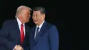 Presiden Amerika Serikat (AS) Donald Trump (kiri) dan Presiden Tiongkok Xi Jinping berjabat tangan saat meninggalkan Pangkalan Udara Gimhae, yang terletak di sebelah Bandara Internasional Gimhae di Busan, pada Kamis 30 Oktober 2025. Presiden AS Donald Trump dan pemimpin Tiongkok Xi Jinping membuka pertemuan tatap muka pertama mereka dalam enam tahun, mengupayakan gencatan senjata untuk mengakhiri perang dagang yang telah mengguncang ekonomi dunia. (ANDREW CABALLERO-REYNOLDS/AFP)