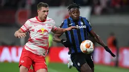 Bek RB Leipzig Willi Orban (kiri) berebut bola dengan penyerang Atalanta Kolombia Duvan Zapata pada leg pertama perempatfinal Liga Europa di Red Bull Arena, Kamis (7/4/2022). Atalanta bermain imbang 1-1 dengan RB Leipzig. (Ronny HARTMANN / AFP)