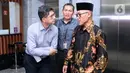 Pimpinan KPK periode 2015–2019, Laode M Syarif (kiri) dan Saut Situmorang bersiap mengajukan judicial review UU Nomor 19 Tahun 2019 tentang KPK di Gedung MK, Jakarta, Rabu (20/11/2019). Mereka bersama Koalisi Masyarakat Sipil Antikorupsi bakal jadi pemohon. (Liputan6.com/Helmi Fithriansyah)