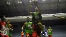 Pemain Satria Muda Pertamina melompat memasukkan bola saat latihan di GOR Soemantri Brodjonegoro, Jakarta, Rabu (19/10). Latihan ini persiapan jelang Perbasi Cup 2016. (Liputan6.com/Helmi Fithriansyah)