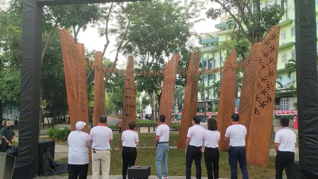Penjabat Gubernur DKI Jakarta Heru Budi Hartono bersama para gubernur dan wali kota negara-negara Asia Tenggara  saat meresmikan Taman ASEAN di Jalan Sisingamangaraja, Kebayoran Baru, Jakarta Selatan, Rabu (2/8/2023).