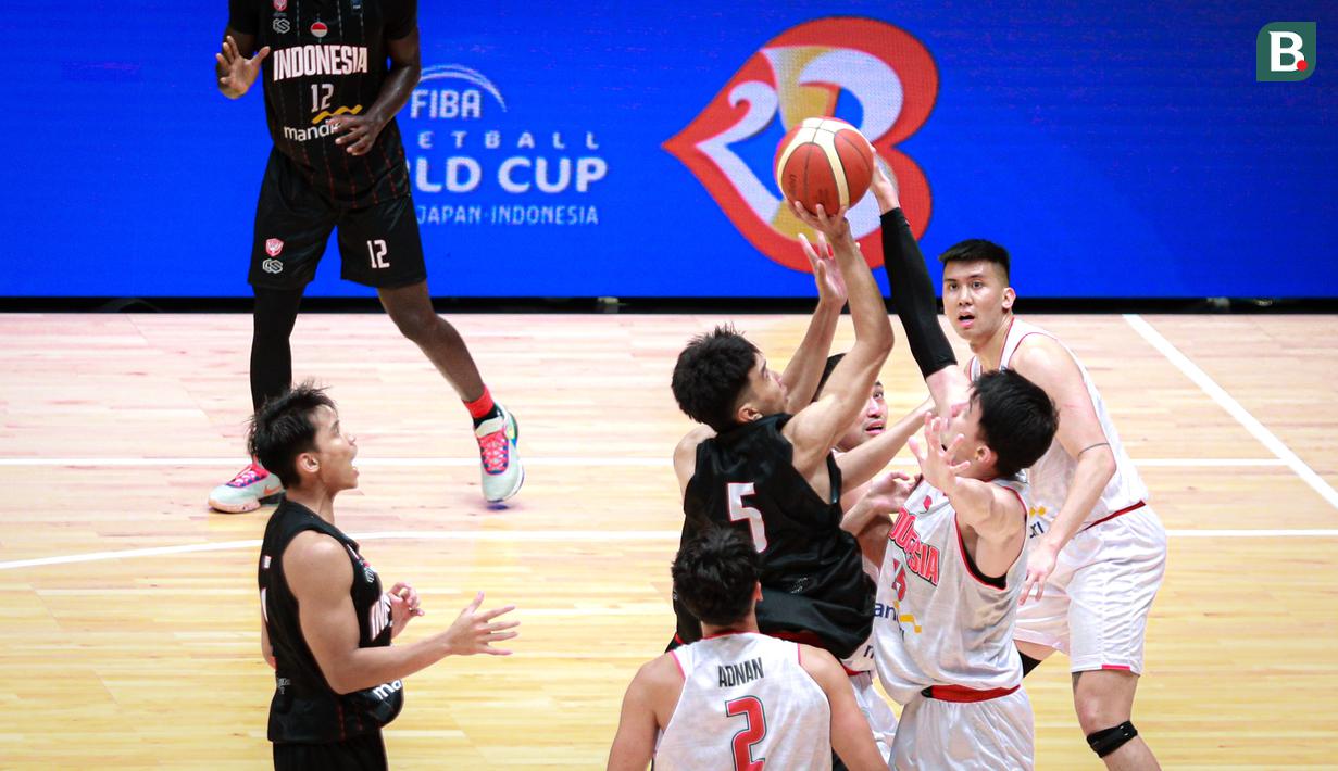 <p>Sejumlah pemain Timnas Basket Indonesia dan Indonesia Patriots berebut bola pada laga Indonesia International Basketball Invitational di Indonesia Arena, Senayan, Jakarta, Rabu (02/08/2023). (Bola.com/Bagaskara Lazuardi)</p>